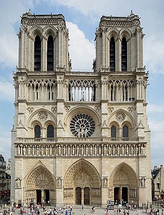 Façade de Notre-Dame de Paris vue du parvis avec les deux tours contenant les beffrois des cloches.