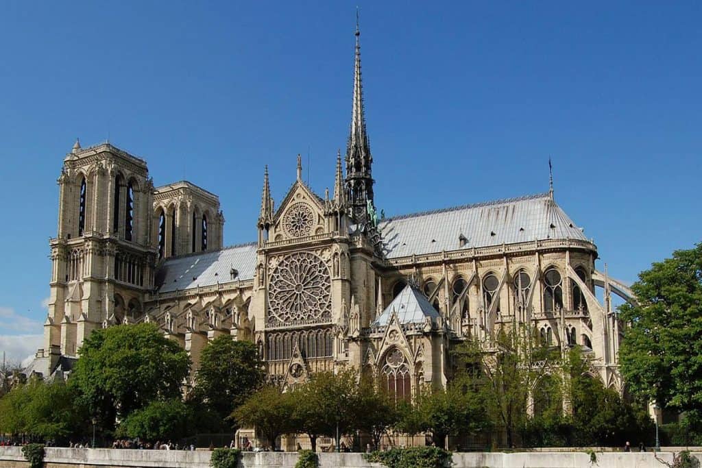 La cathédrale Notre-Dame de Paris, vue de la façade sud le long de la Seine