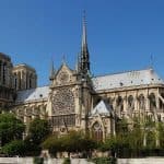La cathédrale Notre-Dame de Paris, vue de la façade sud le long de la Seine