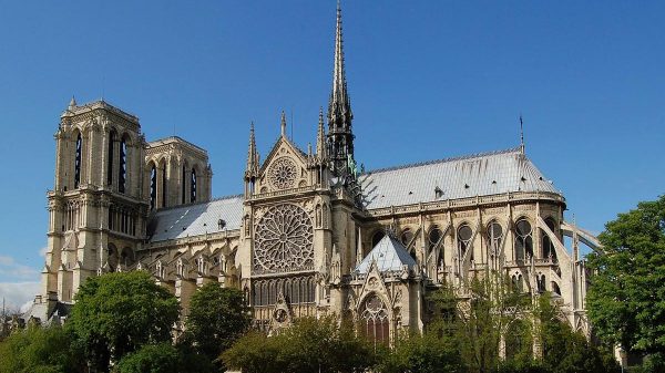 La cathédrale Notre-Dame de Paris, vue de la façade sud le long de la Seine