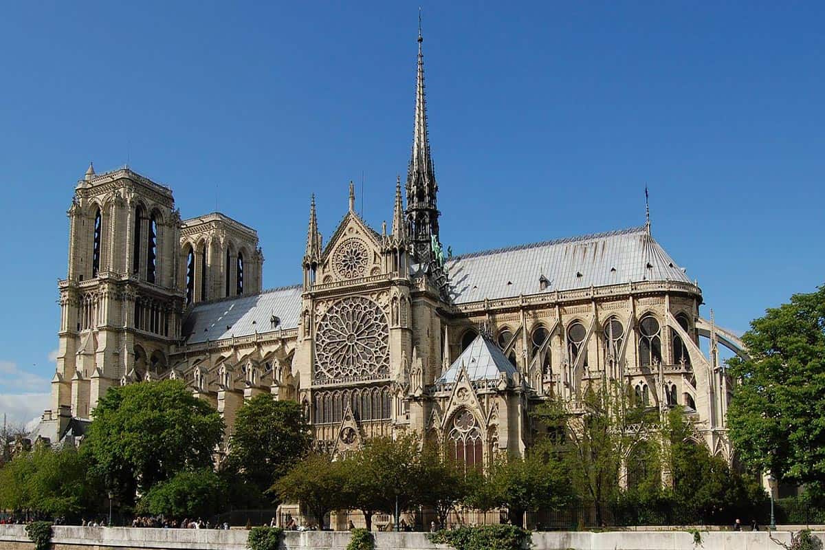 Cathédrale Notre-Dame de Paris : Combien de temps pour la construire ?