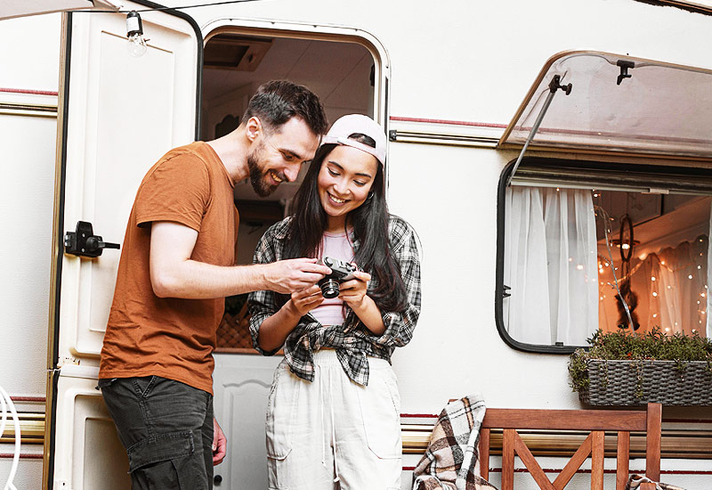 Jeune couple en vacances au camping.