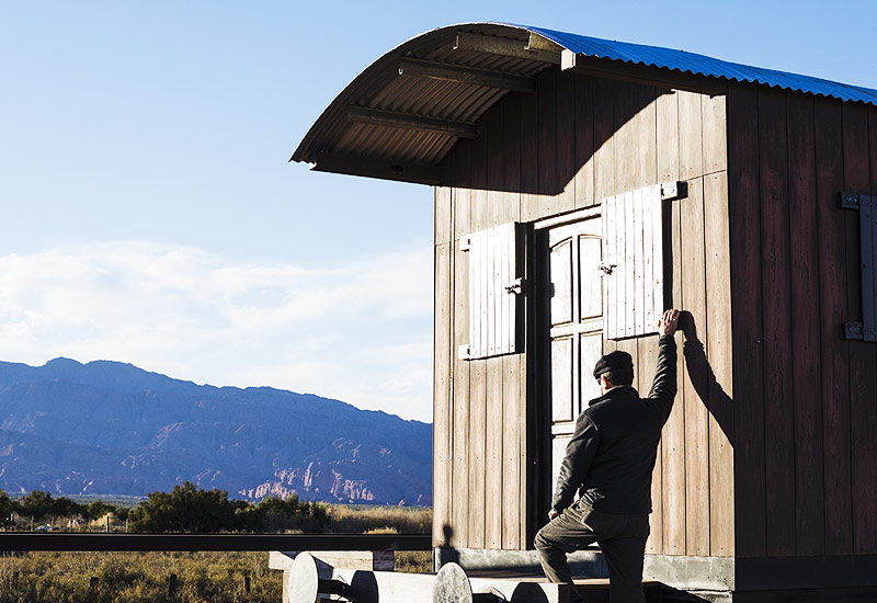 Mobil-home avec vue sur la montagne.